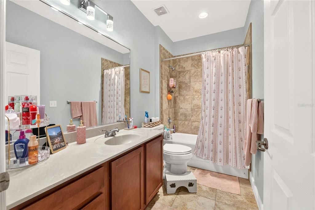 For Sale: $335,000 (2 beds, 2 baths, 837 Square Feet)