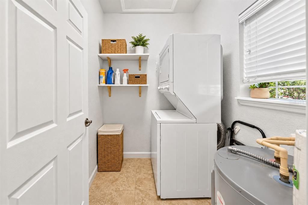 For Sale: $335,000 (2 beds, 2 baths, 837 Square Feet)