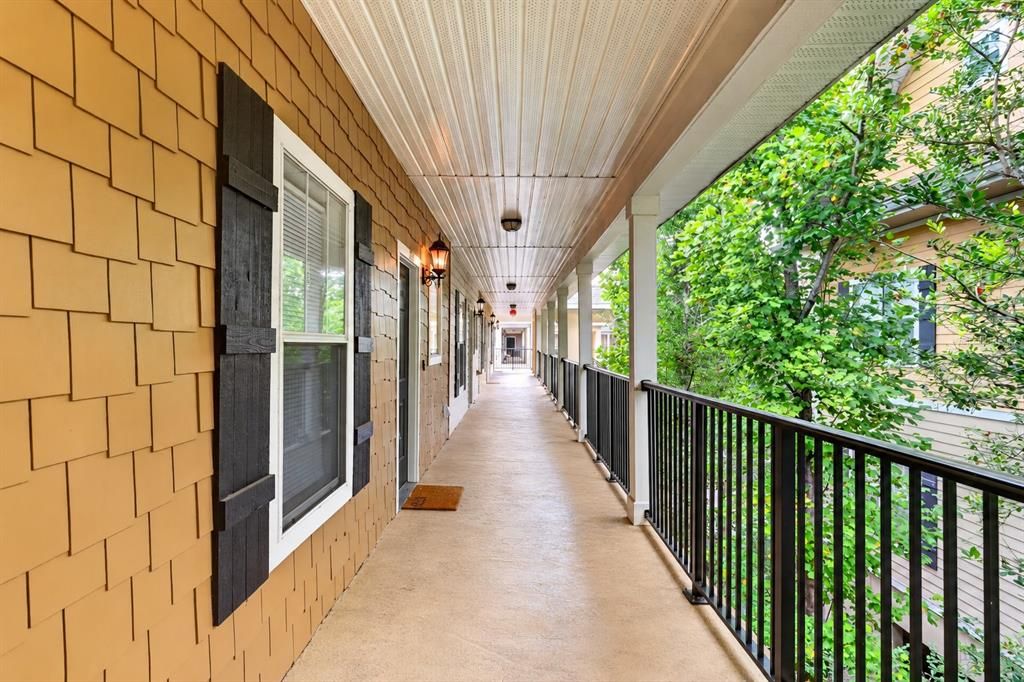 For Sale: $335,000 (2 beds, 2 baths, 837 Square Feet)