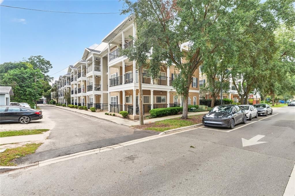 For Sale: $335,000 (2 beds, 2 baths, 837 Square Feet)