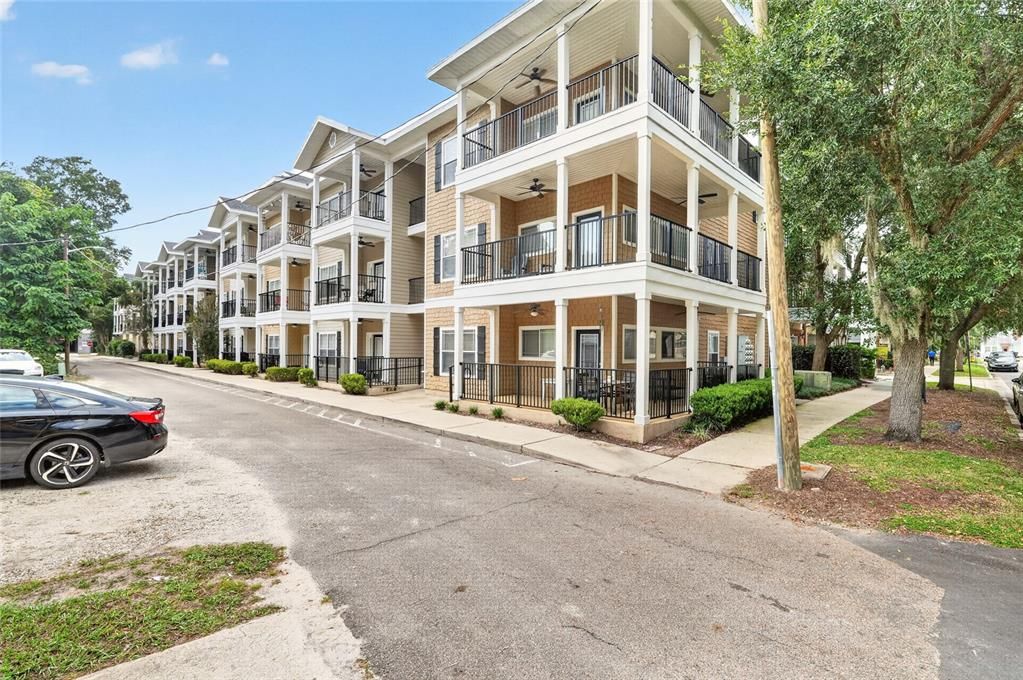 For Sale: $335,000 (2 beds, 2 baths, 837 Square Feet)