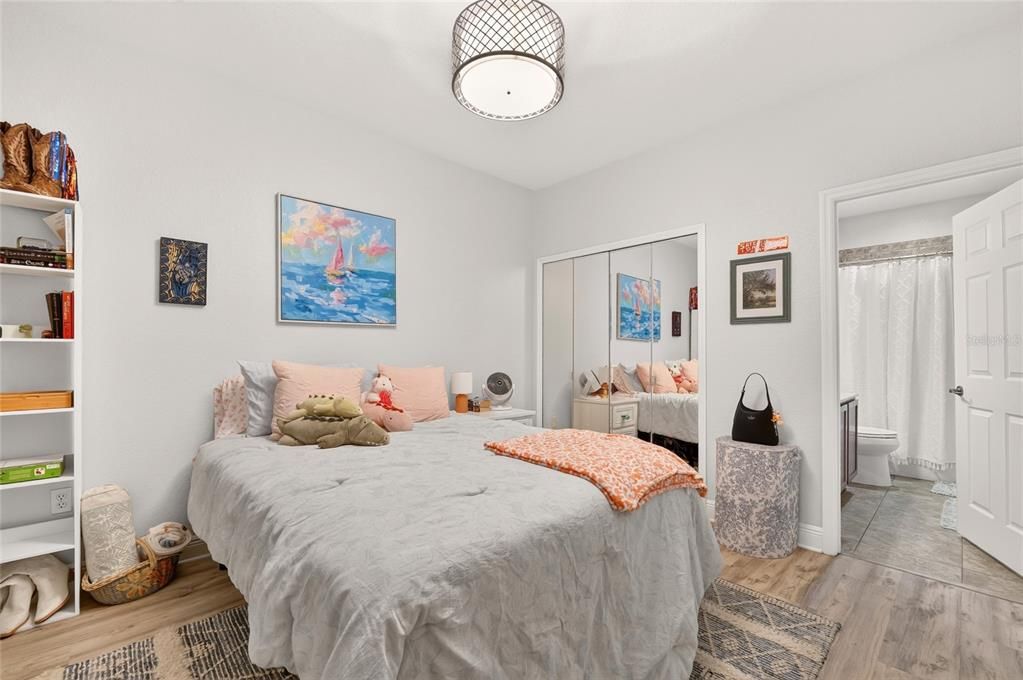 For Sale: $335,000 (2 beds, 2 baths, 837 Square Feet)