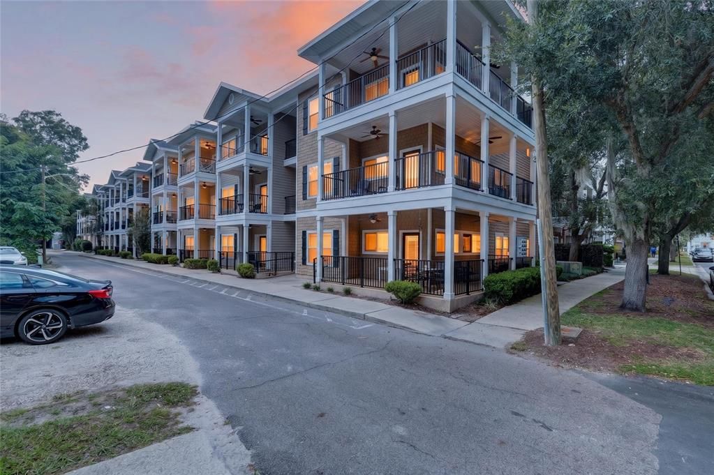 For Sale: $335,000 (2 beds, 2 baths, 837 Square Feet)
