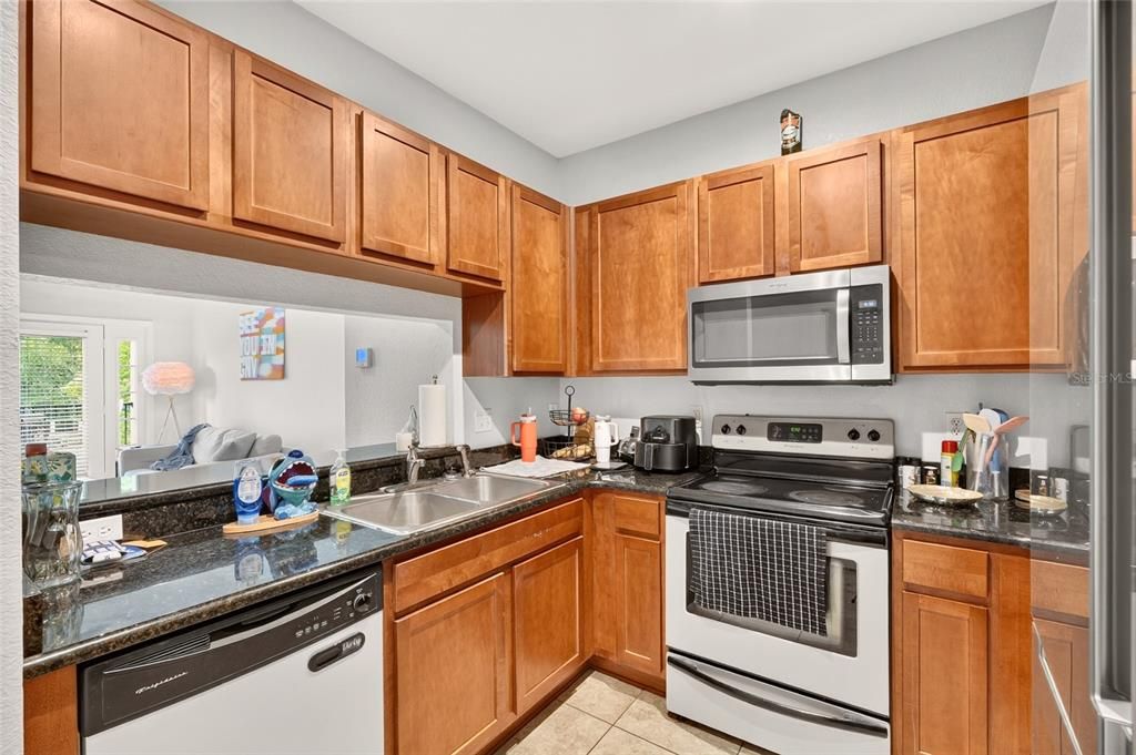 For Sale: $335,000 (2 beds, 2 baths, 837 Square Feet)
