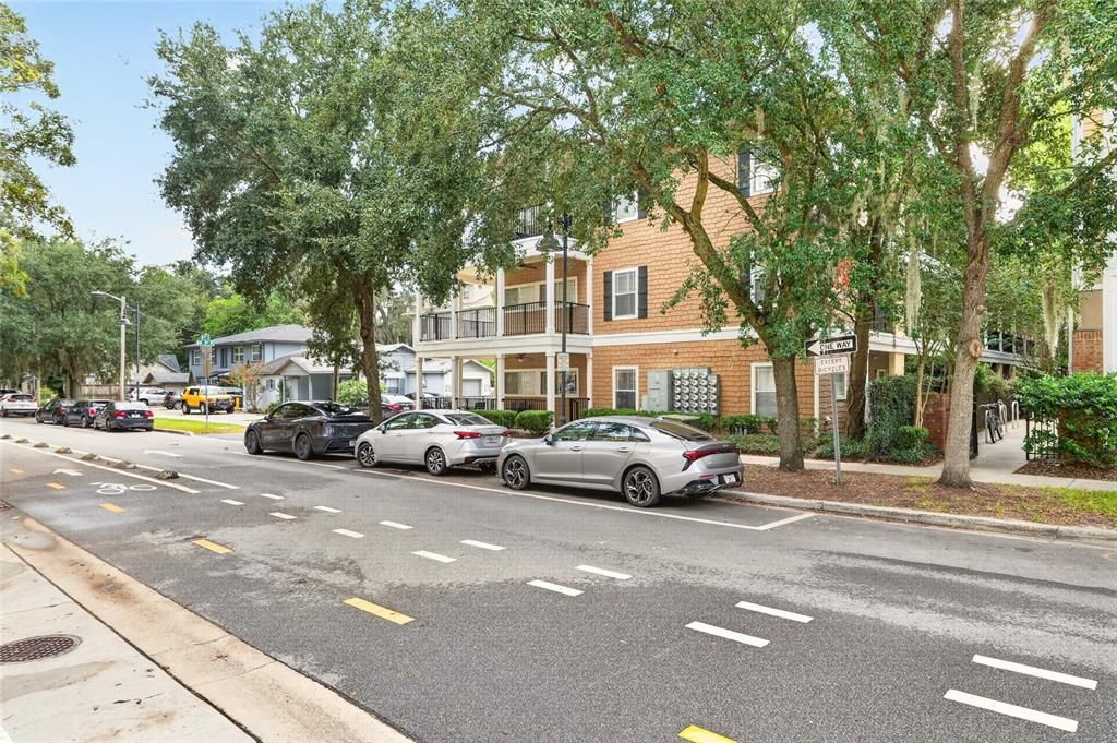 For Sale: $335,000 (2 beds, 2 baths, 837 Square Feet)