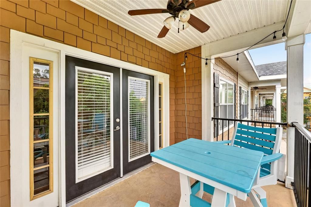 For Sale: $335,000 (2 beds, 2 baths, 837 Square Feet)