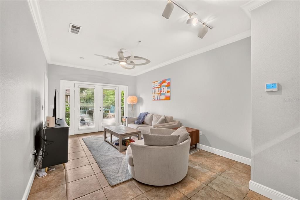 For Sale: $335,000 (2 beds, 2 baths, 837 Square Feet)