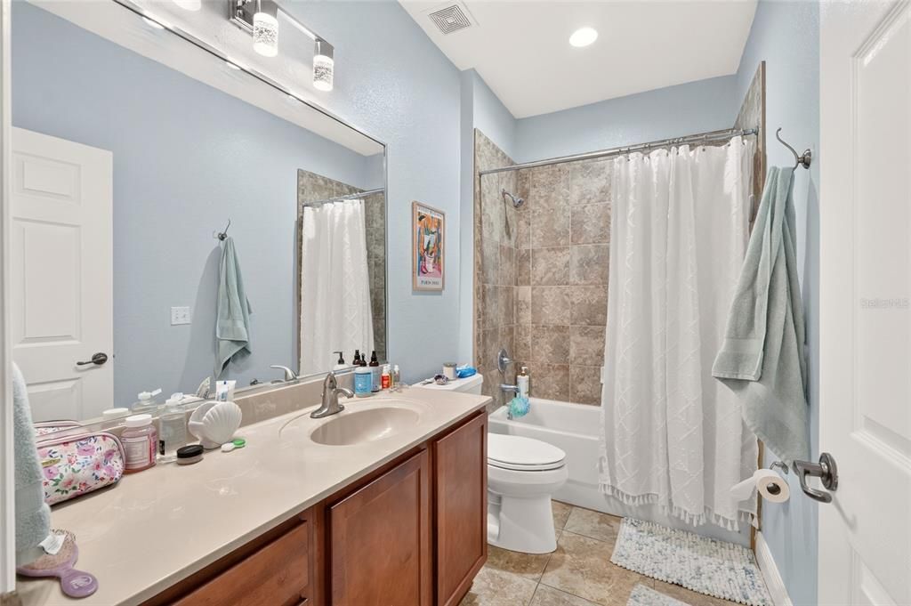For Sale: $335,000 (2 beds, 2 baths, 837 Square Feet)