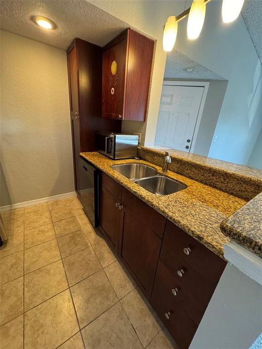 For Rent: $1,200 (1 beds, 1 baths, 597 Square Feet)