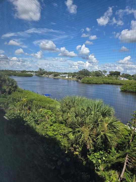 For Sale: $240,000 (2 beds, 2 baths, 1093 Square Feet)