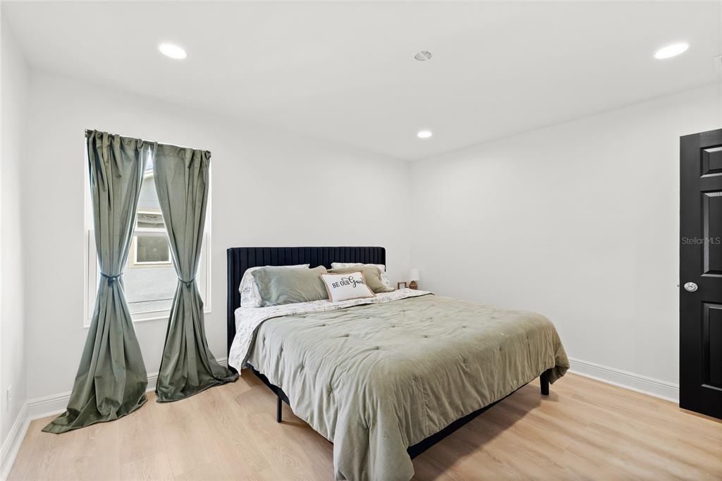 For Sale: $859,000 (5 beds, 3 baths, 3880 Square Feet)