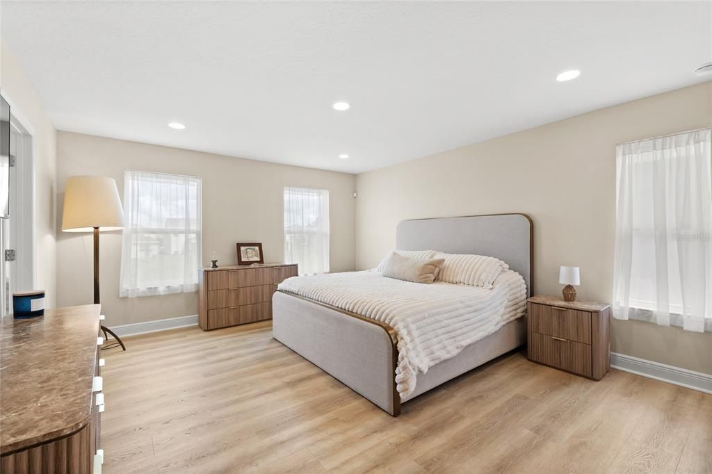 For Sale: $859,000 (5 beds, 3 baths, 3880 Square Feet)