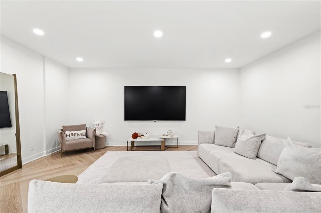 For Sale: $859,000 (5 beds, 3 baths, 3880 Square Feet)