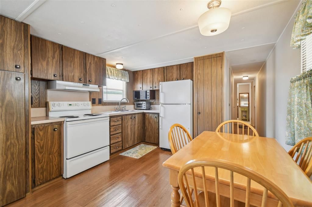For Sale: $99,000 (2 beds, 1 baths, 720 Square Feet)