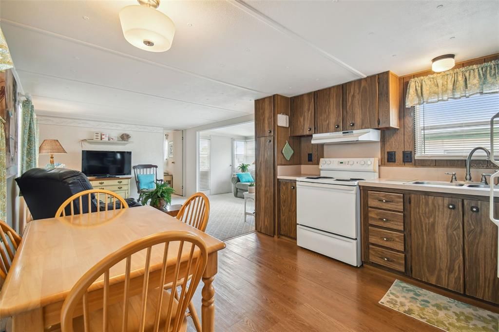 For Sale: $99,000 (2 beds, 1 baths, 720 Square Feet)