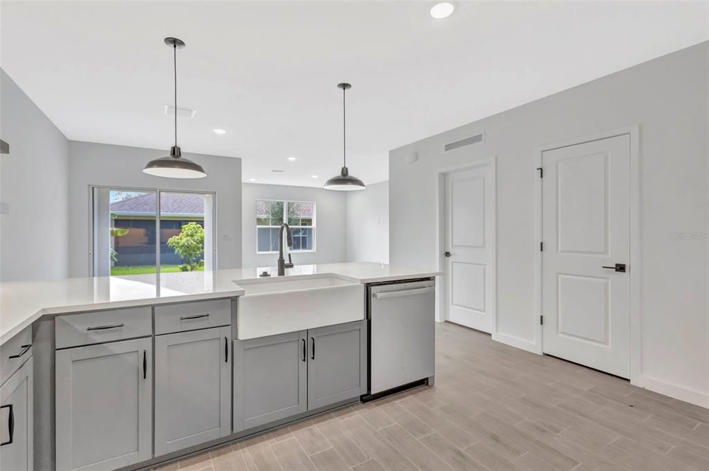 For Rent: $2,650 (4 beds, 2 baths, 1603 Square Feet)