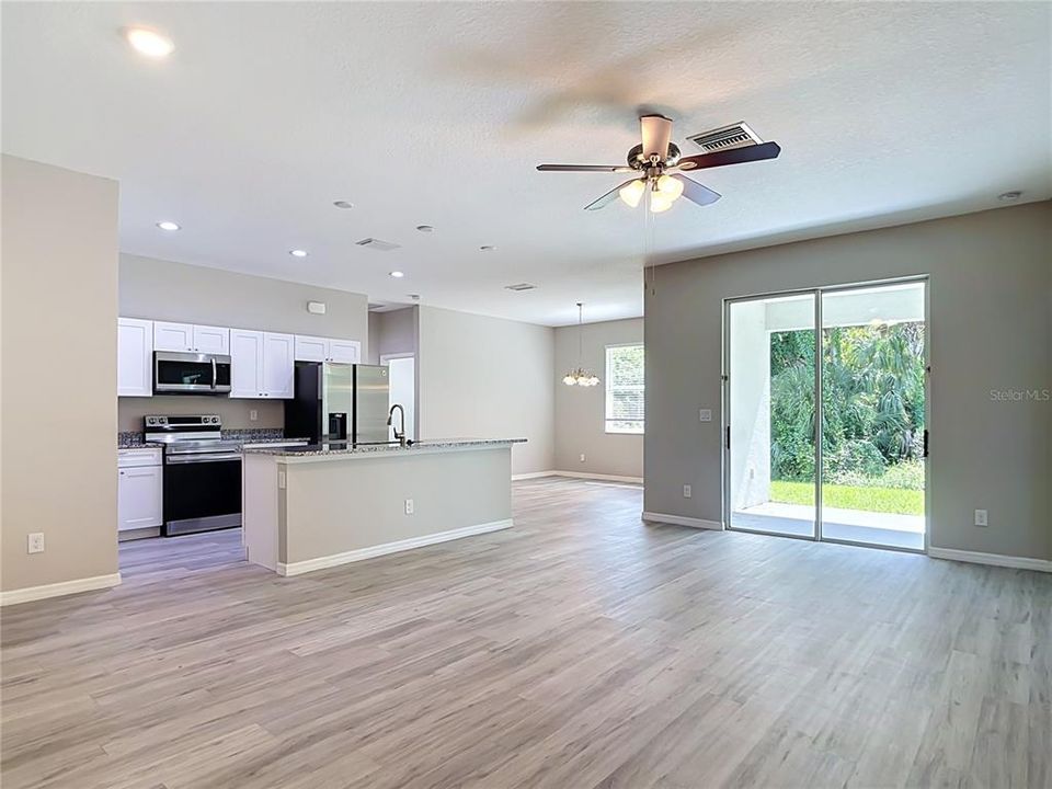 For Sale: $305,000 (3 beds, 2 baths, 1563 Square Feet)