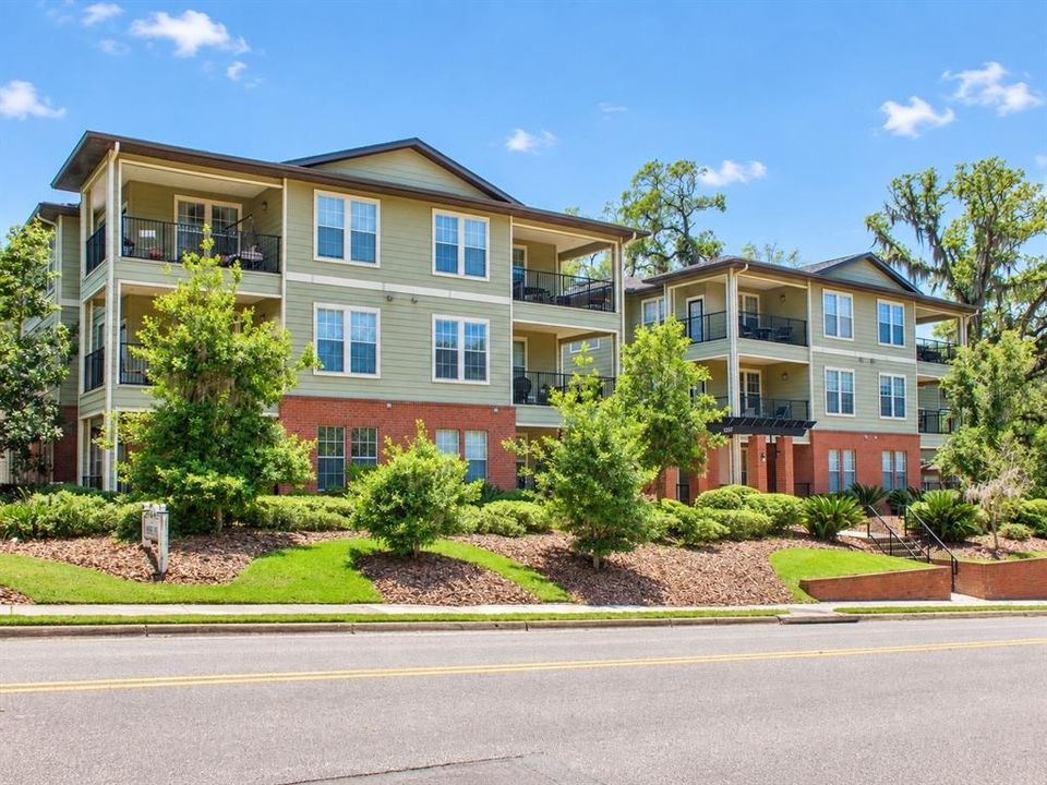 For Sale: $430,000 (3 beds, 3 baths, 1330 Square Feet)