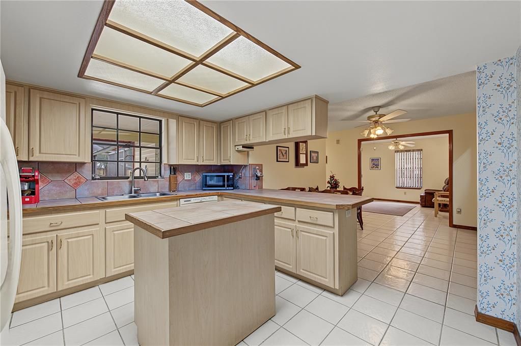 На продажу: $499,900 (4 спален, 2 ванн, 1870 Квадратных фут)