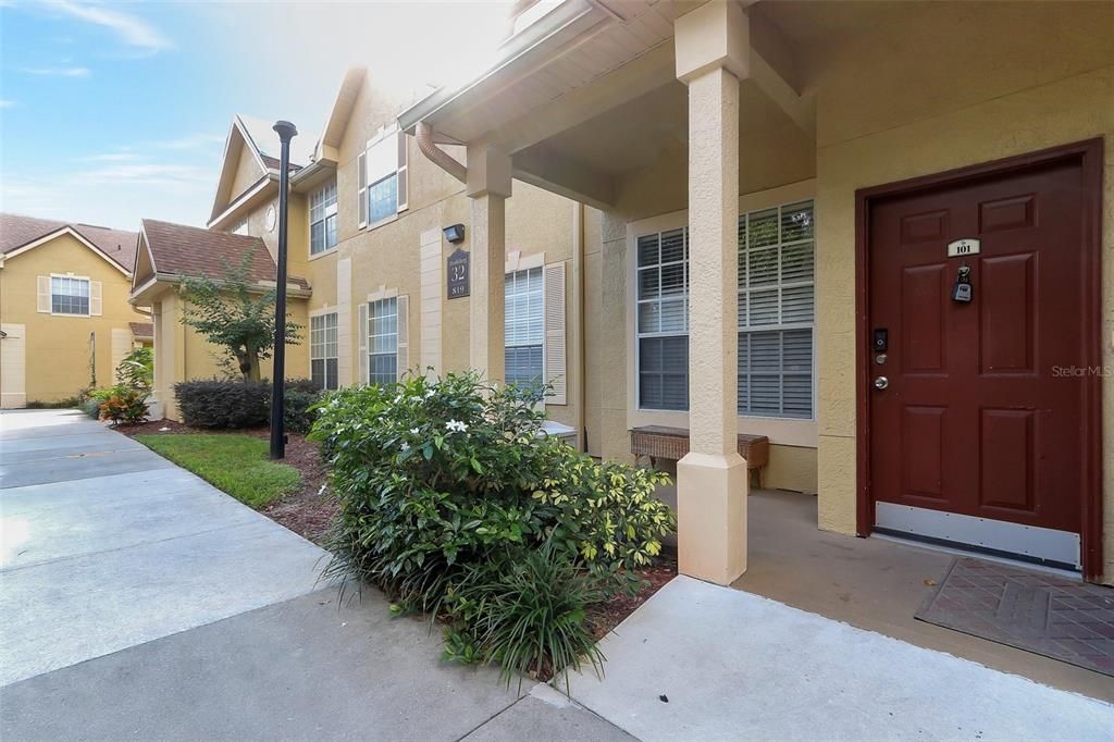 For Sale: $149,000 (1 beds, 1 baths, 826 Square Feet)
