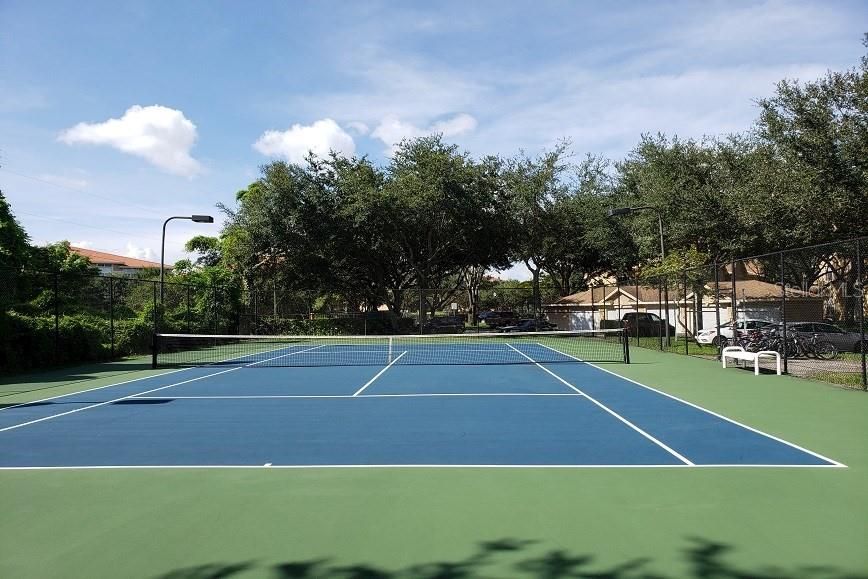 For Sale: $149,000 (1 beds, 1 baths, 826 Square Feet)