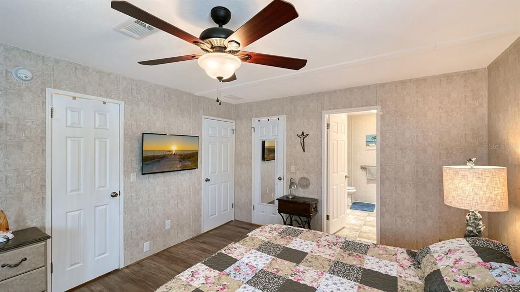 Active With Contract: $250,000 (2 beds, 2 baths, 1188 Square Feet)