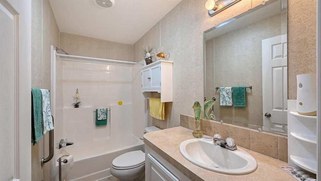Active With Contract: $250,000 (2 beds, 2 baths, 1188 Square Feet)