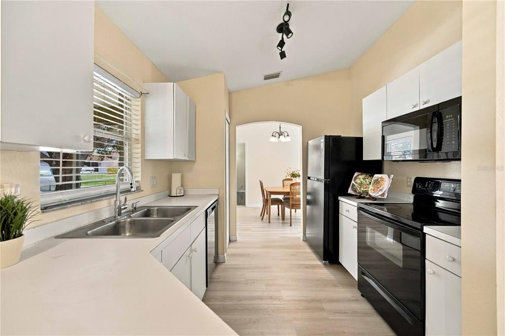 For Sale: $289,900 (3 beds, 2 baths, 1372 Square Feet)