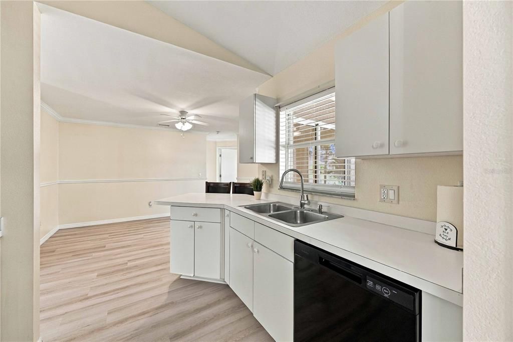 For Sale: $289,900 (3 beds, 2 baths, 1372 Square Feet)