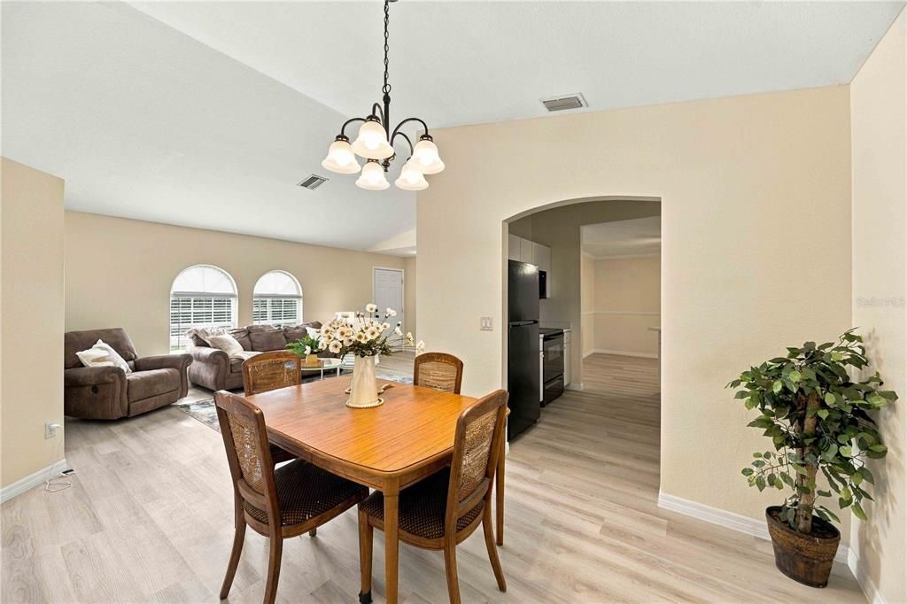 For Sale: $289,900 (3 beds, 2 baths, 1372 Square Feet)