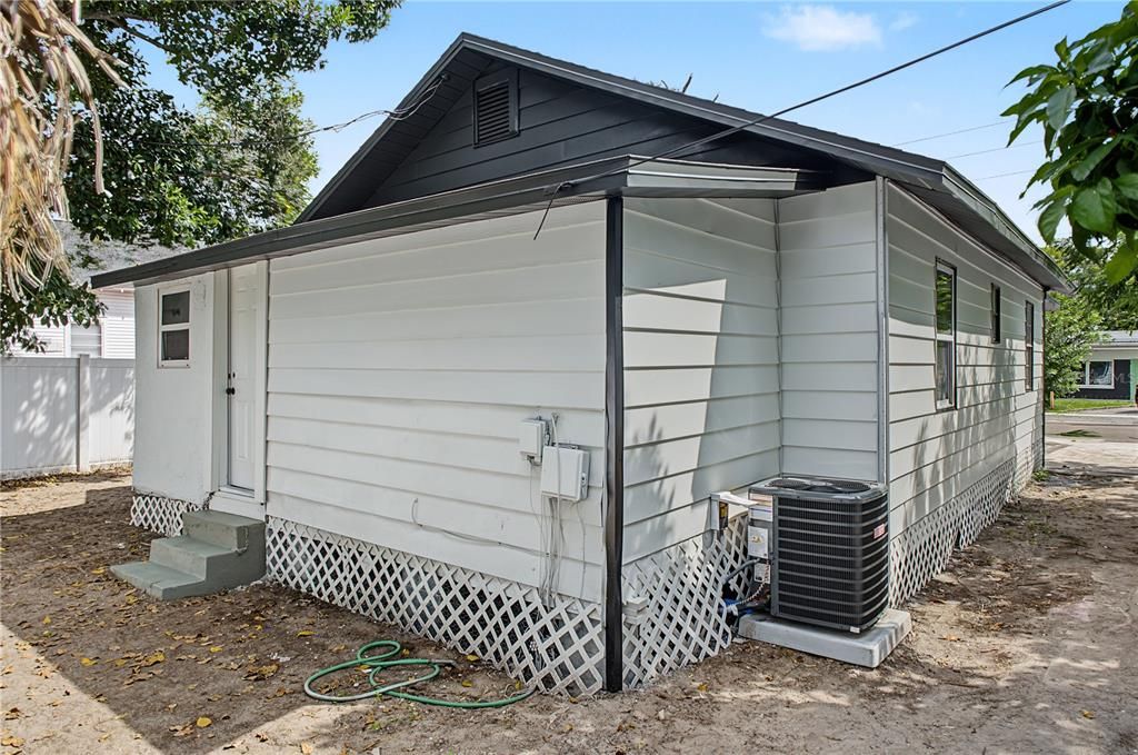 For Sale: $289,900 (2 beds, 1 baths, 1020 Square Feet)