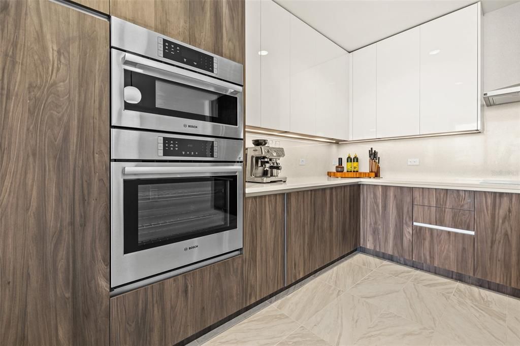 For Sale: $875,000 (2 beds, 1 baths, 1550 Square Feet)