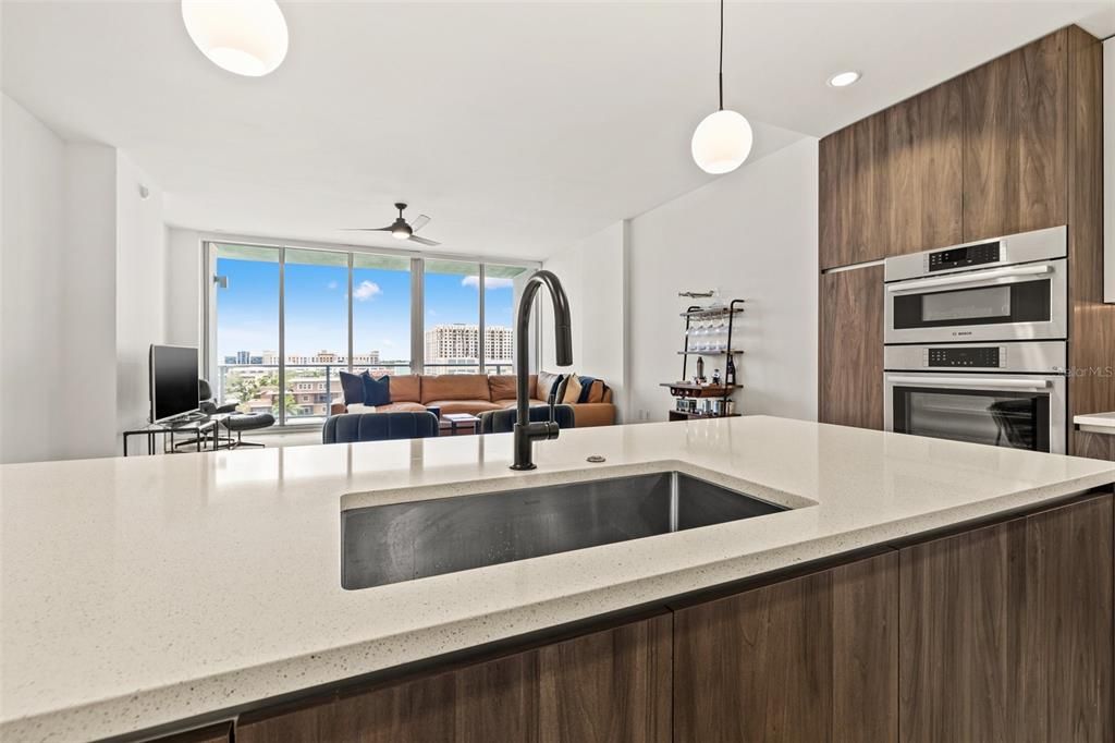 For Sale: $875,000 (2 beds, 1 baths, 1550 Square Feet)