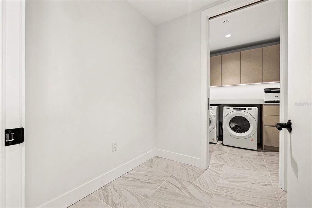 For Sale: $875,000 (2 beds, 1 baths, 1550 Square Feet)