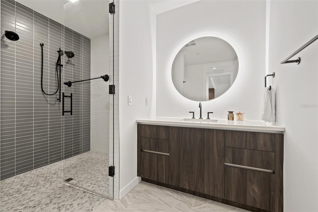 For Sale: $875,000 (2 beds, 1 baths, 1550 Square Feet)