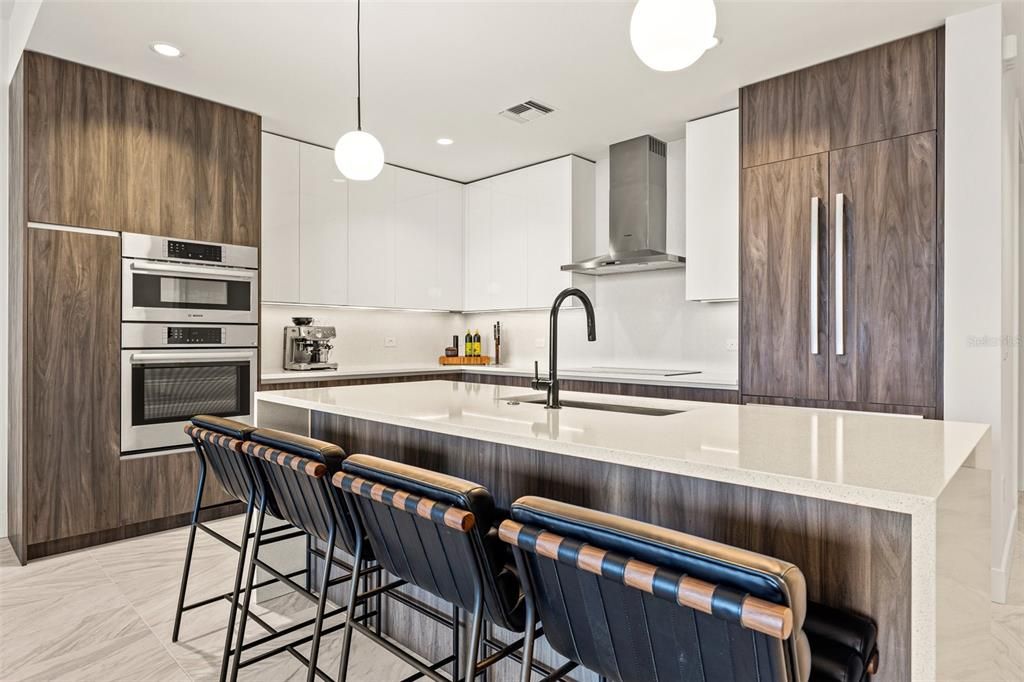 For Sale: $875,000 (2 beds, 1 baths, 1550 Square Feet)