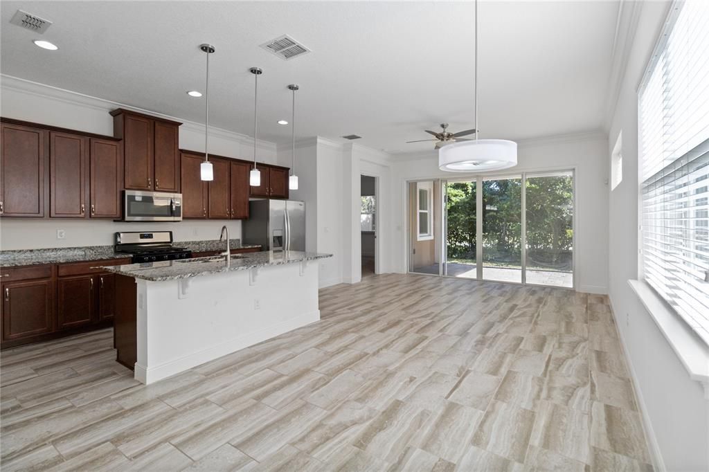 For Sale: $269,900 (2 beds, 2 baths, 1464 Square Feet)