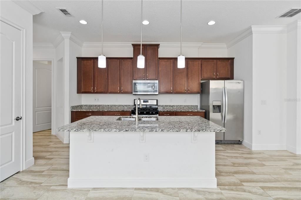 For Sale: $269,900 (2 beds, 2 baths, 1464 Square Feet)
