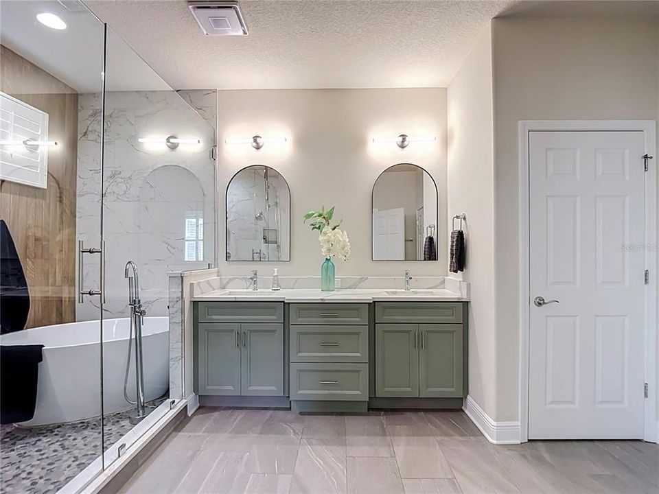 For Sale: $800,000 (4 beds, 3 baths, 3243 Square Feet)