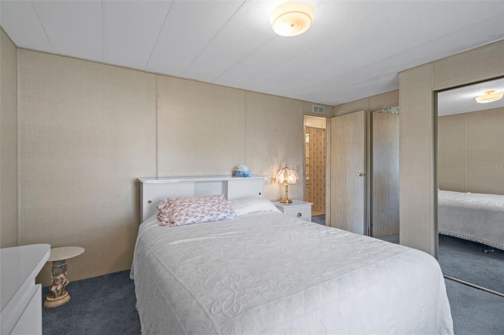 For Sale: $124,900 (2 beds, 2 baths, 1104 Square Feet)