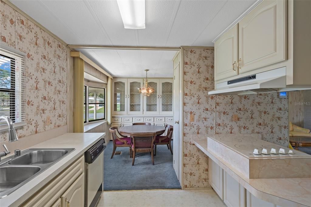 For Sale: $124,900 (2 beds, 2 baths, 1104 Square Feet)