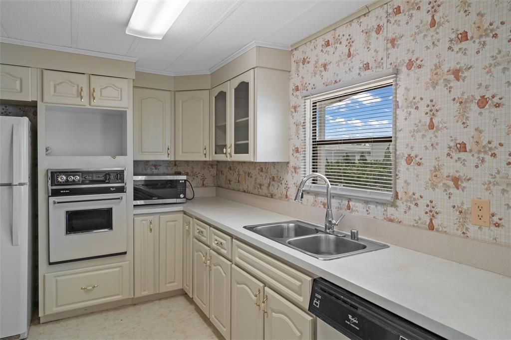For Sale: $124,900 (2 beds, 2 baths, 1104 Square Feet)