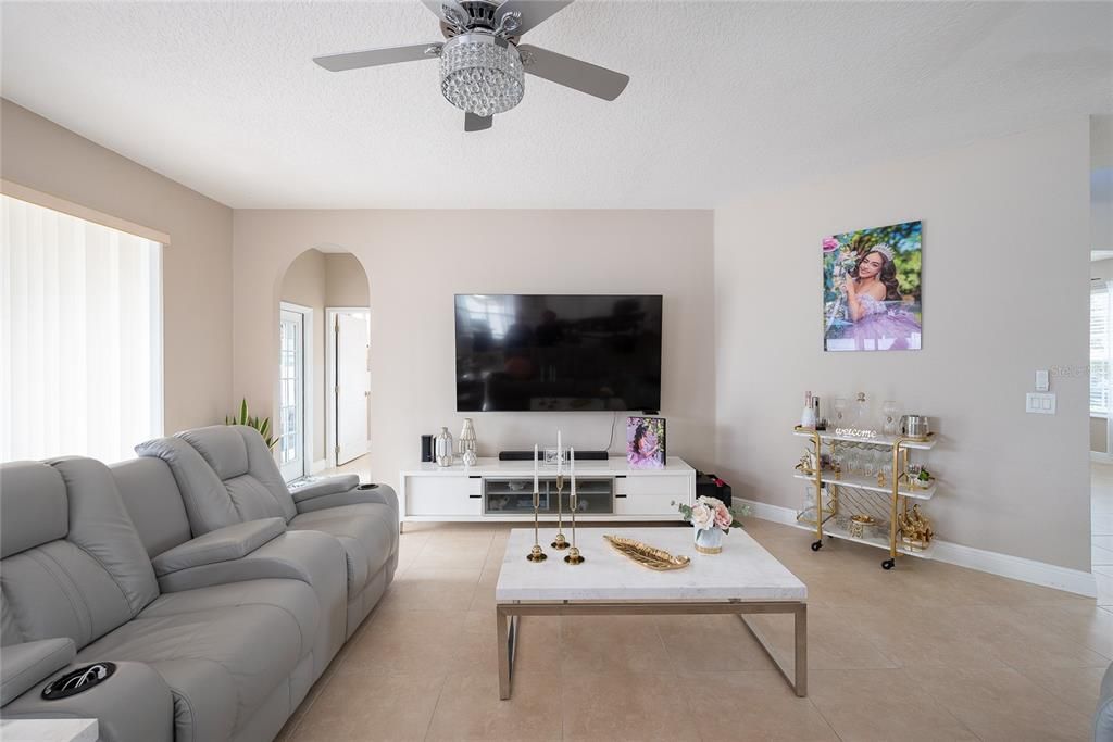 En Venta: $640,000 (5 camas, 3 baños, 2983 Pies cuadrados)