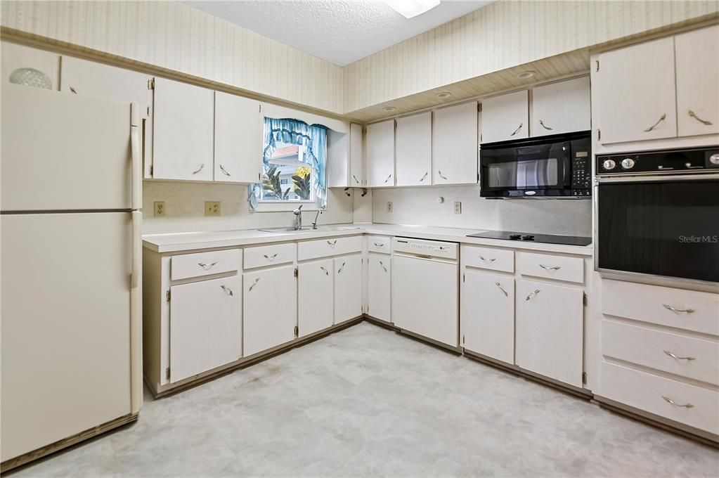 На продажу: $169,900 (2 спален, 2 ванн, 1400 Квадратных фут)