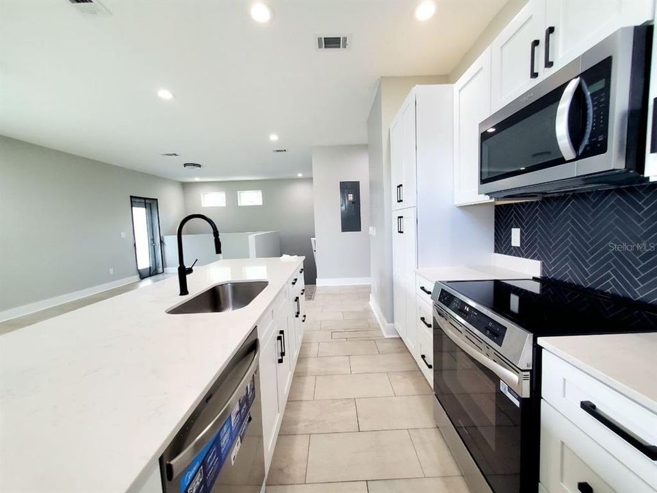 For Rent: $2,200 (3 beds, 2 baths, 1391 Square Feet)