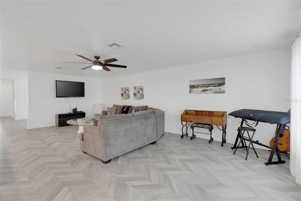 For Sale: $499,999 (4 beds, 3 baths, 2208 Square Feet)