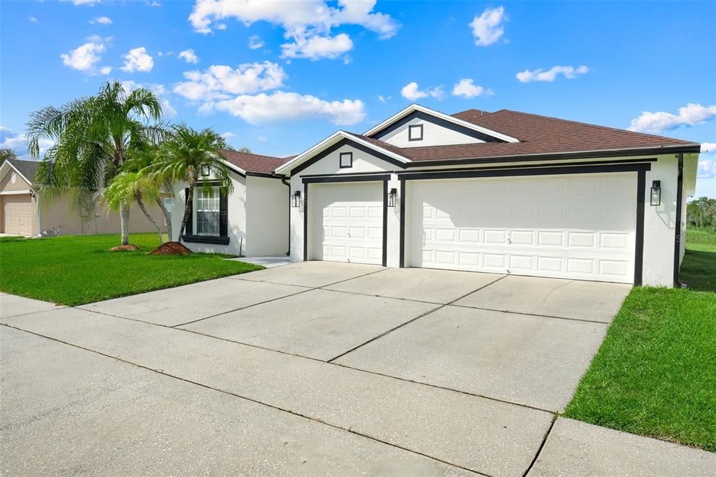 For Sale: $499,999 (4 beds, 3 baths, 2208 Square Feet)