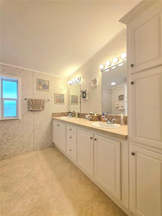 For Sale: $219,900 (2 beds, 2 baths, 1188 Square Feet)