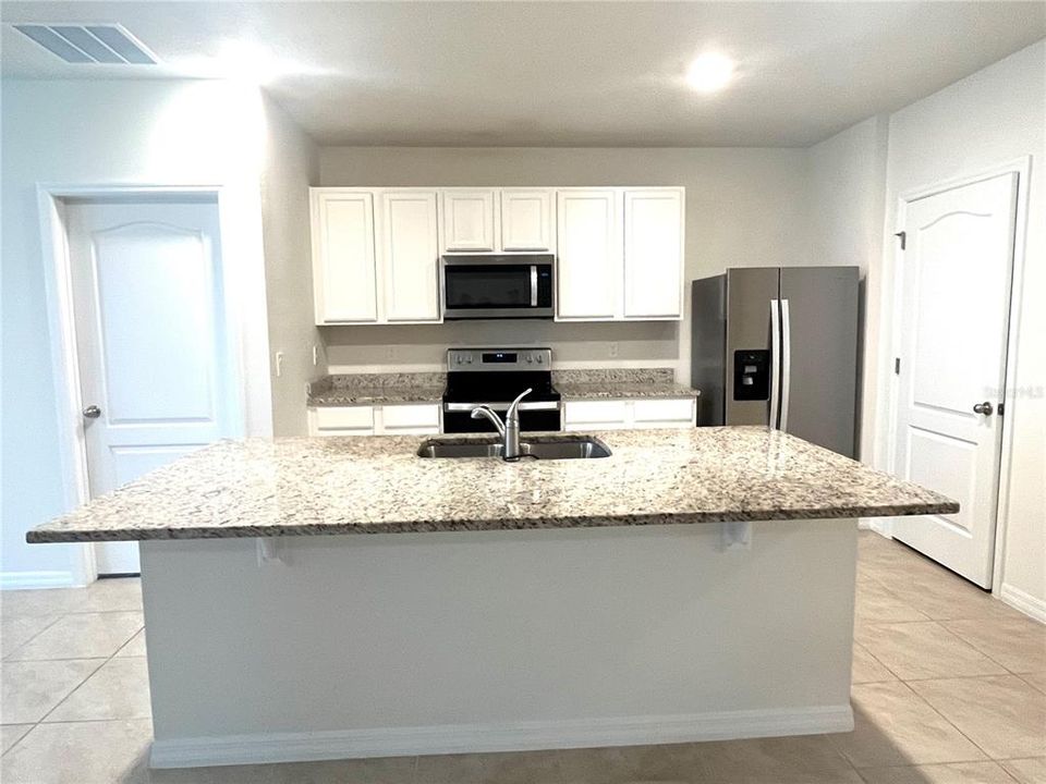 For Rent: $2,450 (3 beds, 2 baths, 1672 Square Feet)