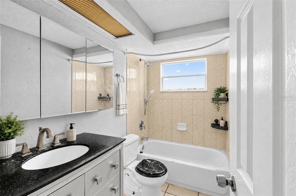 На продажу: $240,000 (3 спален, 2 ванн, 1316 Квадратных фут)